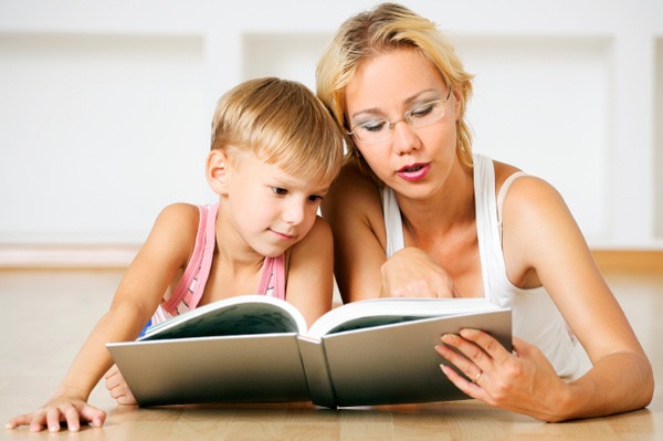 мама и сын читают